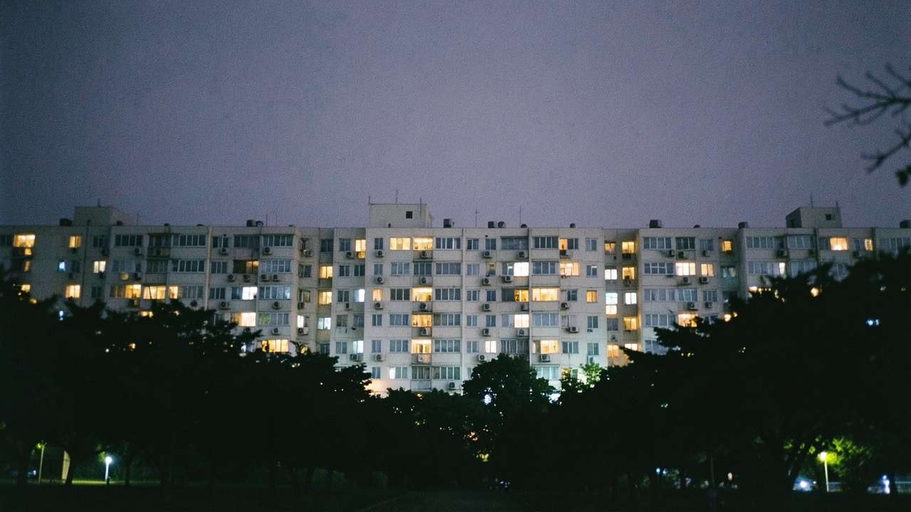 여름밤 불이 켜진 아파트 단지 외경