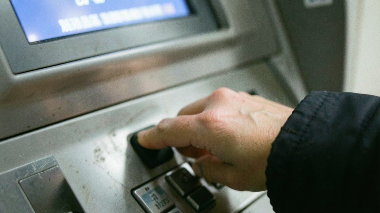 ATM 키패드를 누르는 손가락 클로즈업